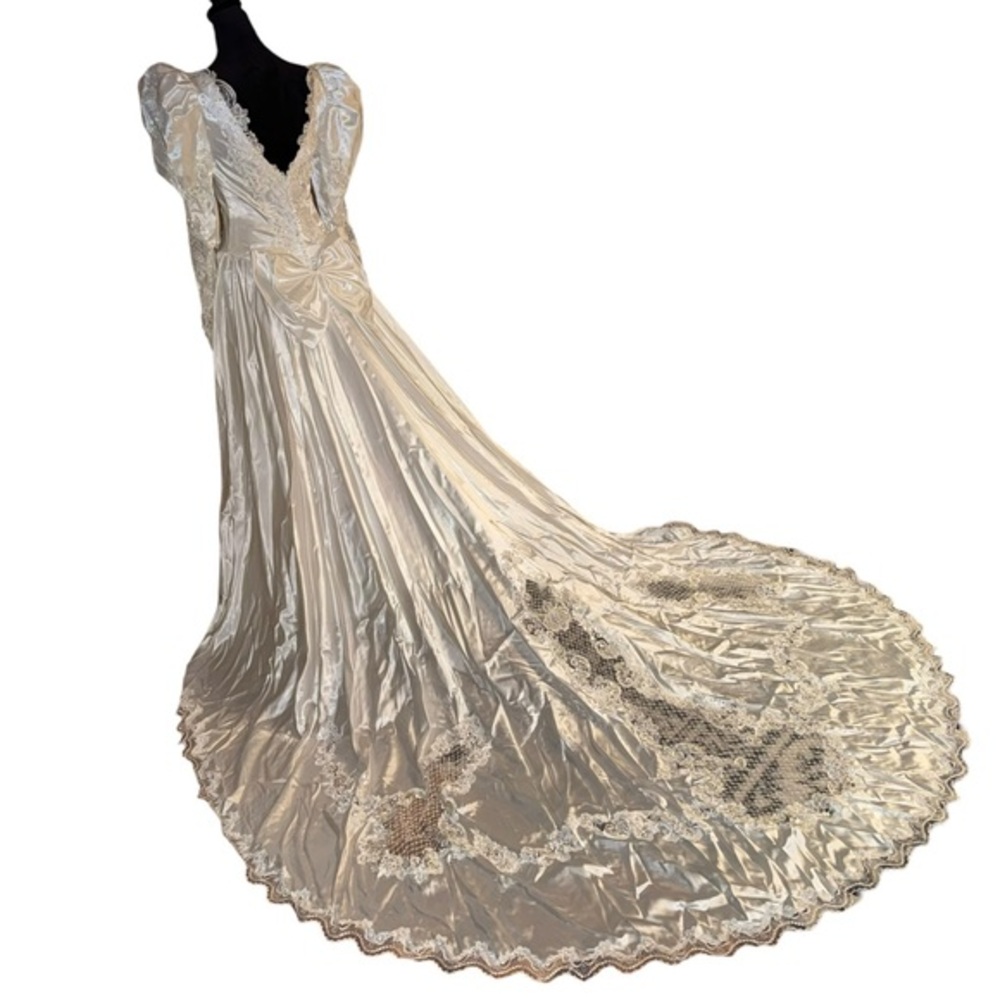 Vtg 1980s Beaded Pearl Lace Wedding Gown long Train satin lightweight Size 8 - Picture 2 of 16